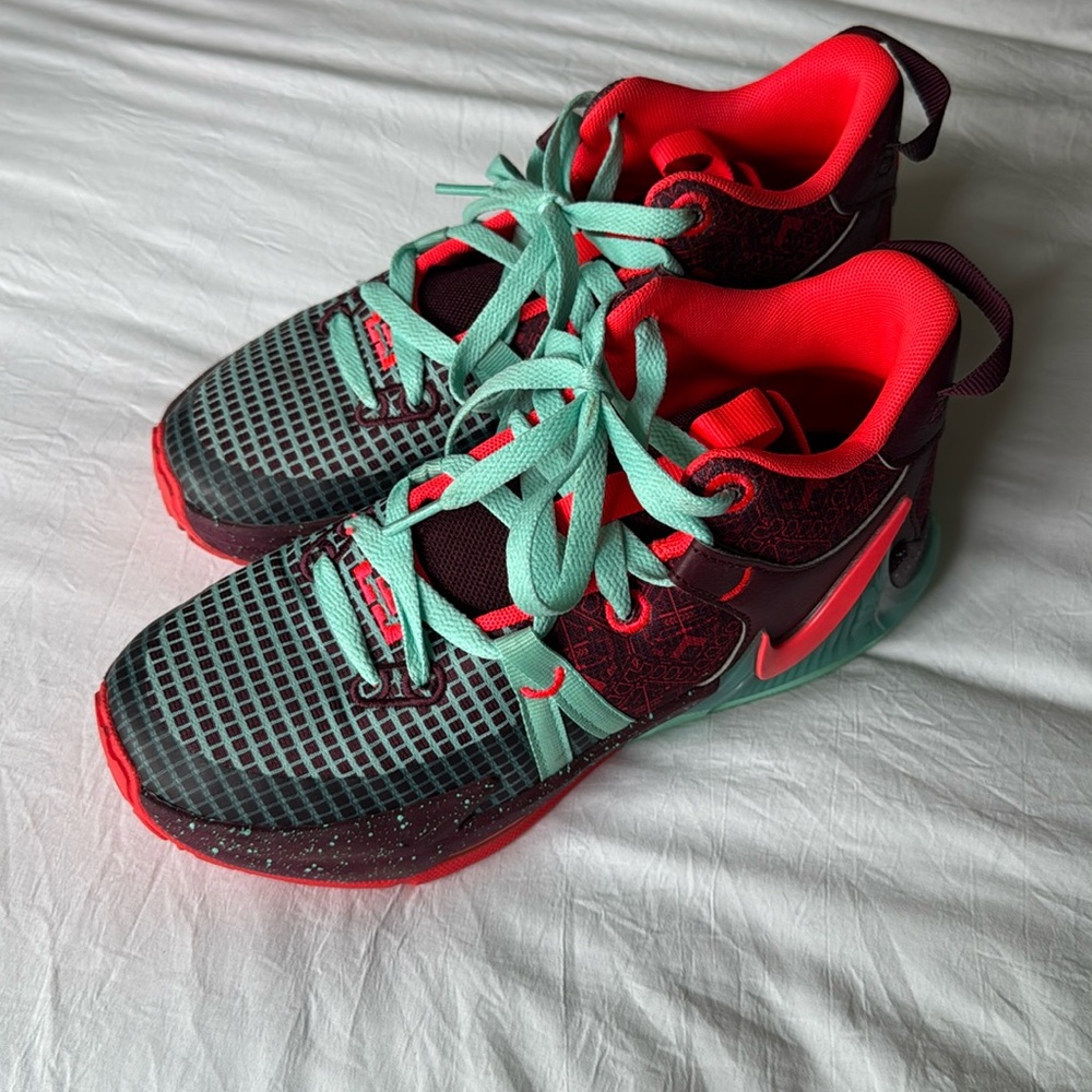 Boys Nikes 5Y